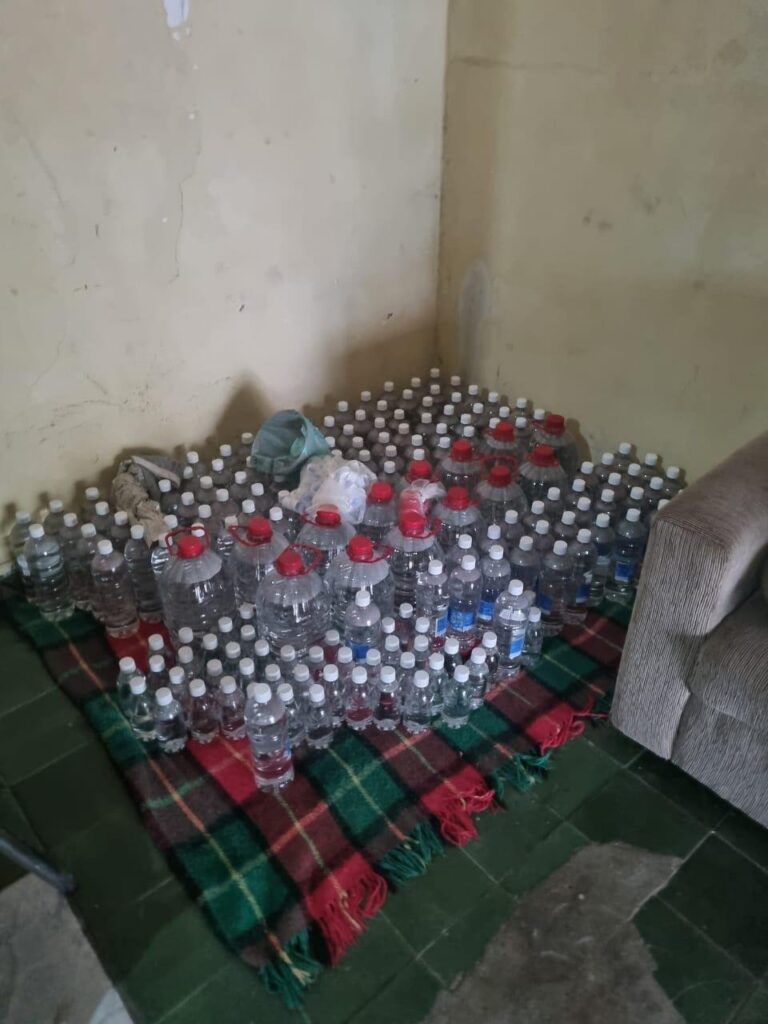 Garrafas de água em fábrica clandestina no Rio de Janeiro